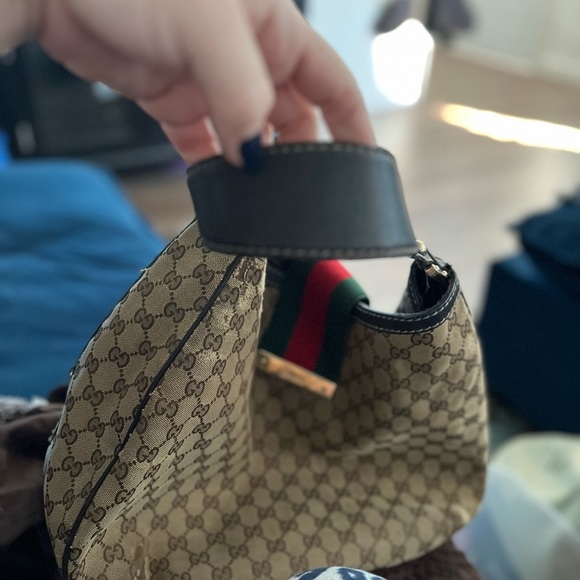 Gucci hobo bag is worn in all four corners otherwise purse is in good condition. - Picture 4 of 13